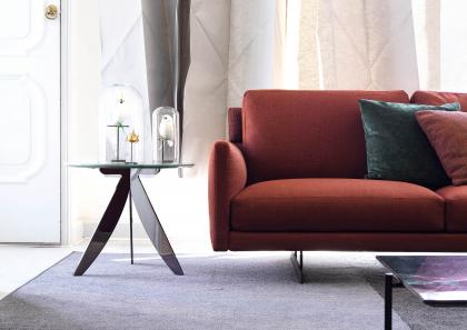 The elegant and thin armrest of the Dee Dee sofa in combination with the Circus round table - BertO